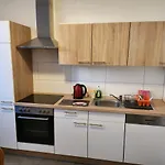 Md- City, Chic, Erdgeschoss, Bestpreis- Leistung, Wir Bieten 1 Dreibettzimmer, Dz Bis 5 Personen , Küche, Bad Magdeburg