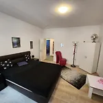 Apartment Md- City, Chic, Erdgeschoss, Bestpreis- Leistung, Wir Bieten 1 Dreibettzimmer, Dz Bis 5 Personen , Küche, Bad *