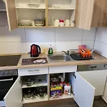 Md- City, Chic, Erdgeschoss, Bestpreis- Leistung, Wir Bieten 1 Dreibettzimmer, Dz Bis 5 Personen , Küche, Bad Apartment