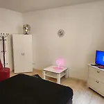 Md- City, Chic, Erdgeschoss, Bestpreis- Leistung, Wir Bieten 1 Dreibettzimmer, Dz Bis 5 Personen , Küche, Bad * Magdeburg