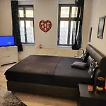 Md- City, Chic, Erdgeschoss, Bestpreis- Leistung, Wir Bieten 1 Dreibettzimmer, Dz Bis 5 Personen , Küche, Bad Apartment