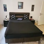 Apartment Md- City, Chic, Erdgeschoss, Bestpreis- Leistung, Wir Bieten 1 Dreibettzimmer, Dz Bis 5 Personen , Küche, Bad