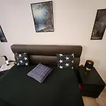 Md- City, Chic, Erdgeschoss, Bestpreis- Leistung, Wir Bieten 1 Dreibettzimmer, Dz Bis 5 Personen , Küche, Bad Apartment *