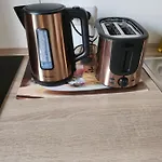 Apartment Md- City, Chic, Erdgeschoss, Bestpreis- Leistung, Wir Bieten 1 Dreibettzimmer, Dz Bis 5 Personen , Küche, Bad