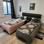 Apartment Md- City, Chic, Erdgeschoss, Bestpreis- Leistung, Wir Bieten 1 Dreibettzimmer, Dz Bis 5 Personen , Küche, Bad *