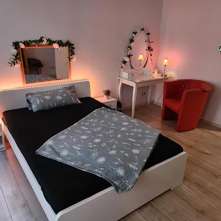 Apartament Md- Bukau, Fewo, City, Chic, Erdgeschoss, Bestpreis- Leistung, Fuer 1-5 Personen, 1 Dreibettzimmer, 1 Doppelzimmer 79 Qm , Kueche, Bad