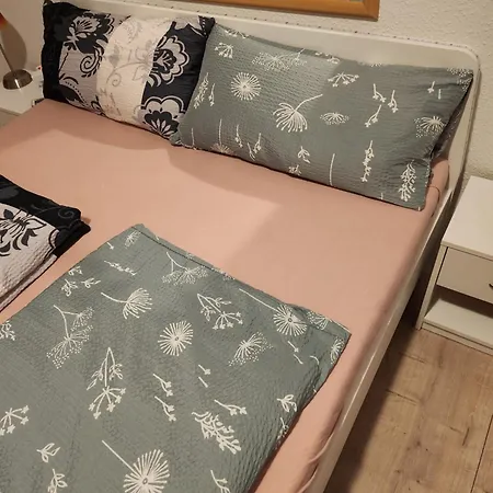 Md- Bukau, Fewo, City, Chic, Erdgeschoss, Bestpreis- Leistung, Fuer 1-5 Personen, 1 Dreibettzimmer, 1 Doppelzimmer 79 Qm , Kueche, Bad Apartment *