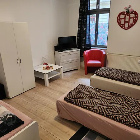 Md- Bukau, Fewo, City, Chic, Erdgeschoss, Bestpreis- Leistung, Fuer 1-5 Personen, 1 Dreibettzimmer, 1 Doppelzimmer 79 Qm , Kueche, Bad شقة